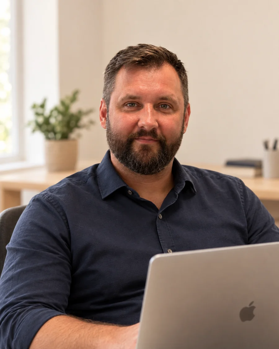 Paul Bahnmüller im dunkelblauen Hemd am Laptop